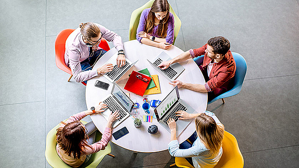 Wir lernen von- und miteinander! – Round-Table-Gespräche für Ausbilder:innen der Versicherungswirtschaft